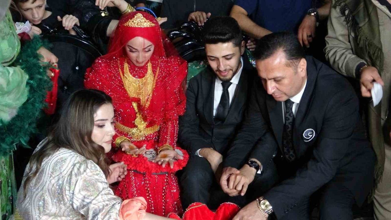 Aşiret düğününde damada 7 buçuk milyon, geline 1 buçuk kilo altın takıldı