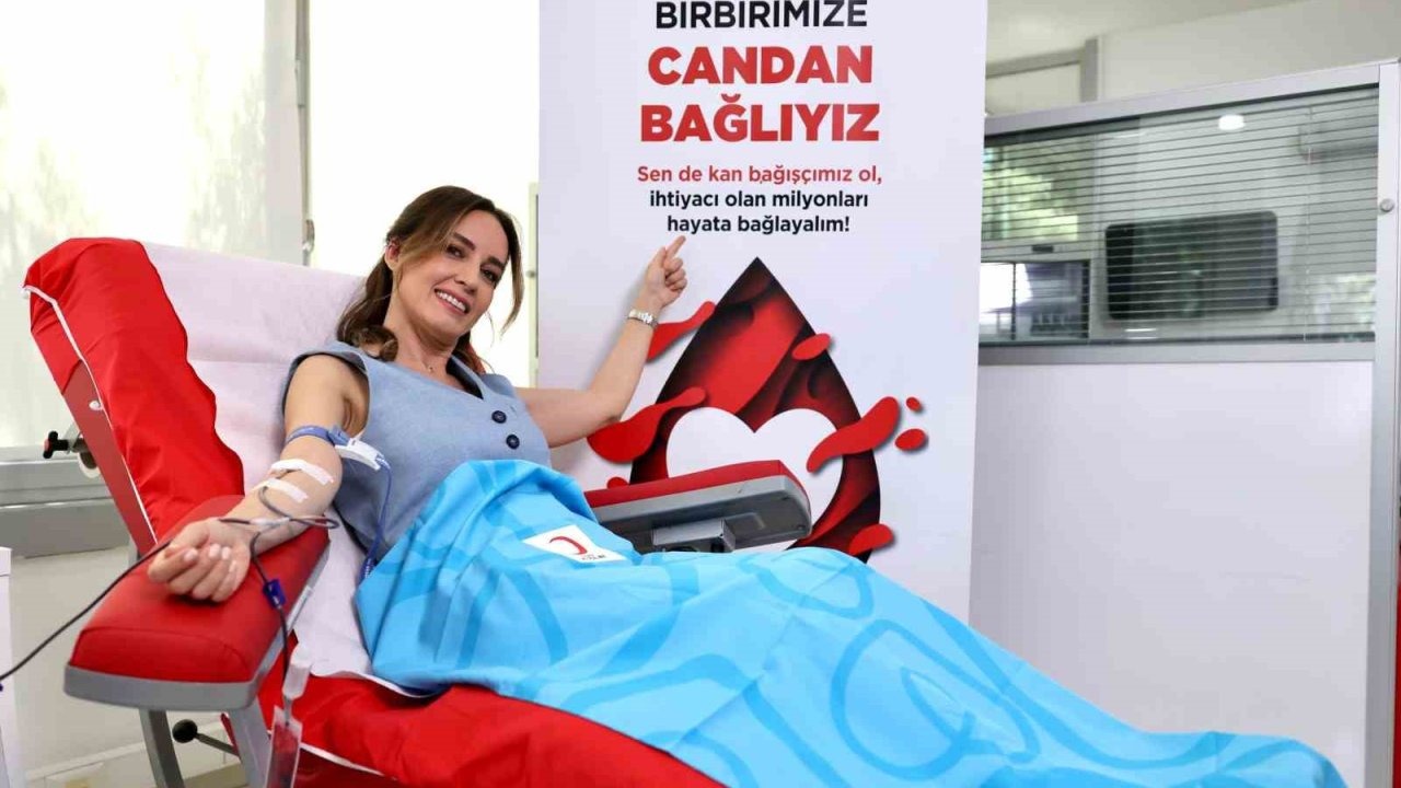 Ünlü isimler Kızılay’a kan verdi, Türkiye’ye çağrıda bulundu