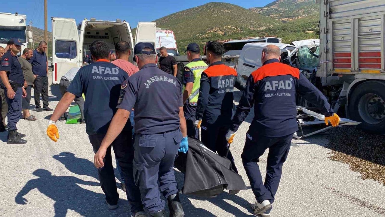 Elazığ’da hafif ticari araç tırın altına girdi: 1 ölü