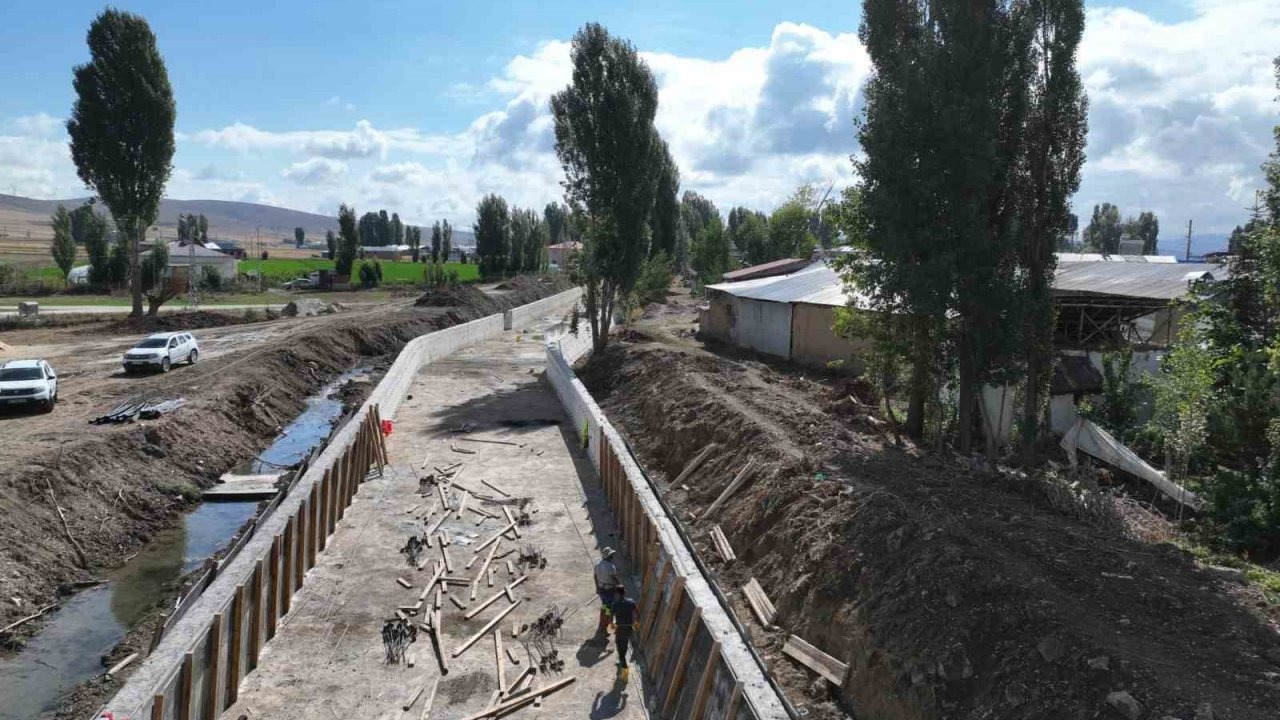 Oruçbeyli köyünde 2. kısım taşkın kontrol inşaatında çalışmalar sürüyor
