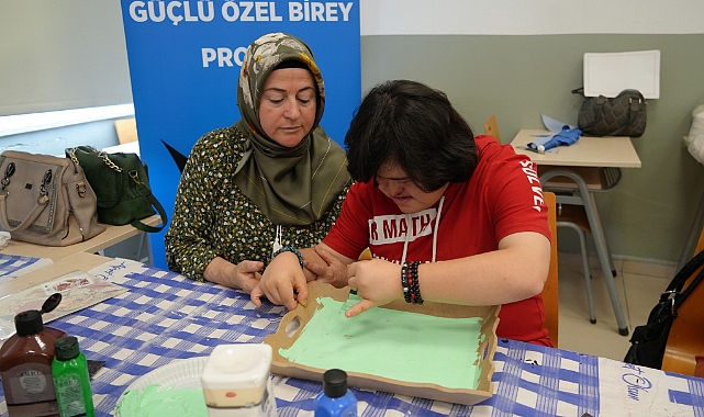 Özel birey anneleri hem meslek öğreniyor hem de çocuklarıyla hoşça vakit geçiriyor