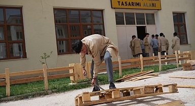 Öğrenciler atık malzemelerden ahşap eşyalar üretiyorlar