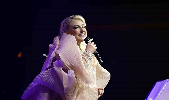 İstanbul'da sahne alan Muazzez Ersoy hayranlarından tam not aldı