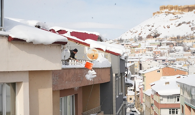 Bayburtlu vatandaşlar çatı ve balkonlarda biriken karları temizliyor
