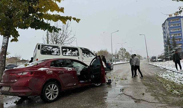 Elazığ'da transit ile otomobil çarpıştı: 3 yaralı