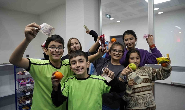 İşletmecisi olmayan okul kantininde öğrenciler alışveriş yaparken güven ve dürüstlük kavramlarını öğreniyor