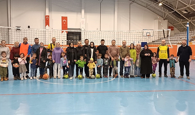 Anaokullu minikler babalarıyla birlikte spor yaptılar