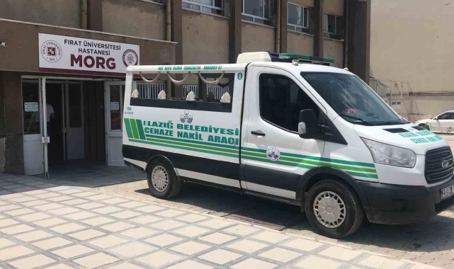 Elazığ'da güneş enerjisinden sızan suyu tamir etmek isteyen muhtar, çatıdan düşerek hayatını kaybetti