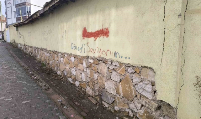 Gazeteci Uğur Mumcu'nun doğduğu evin duvarlarına zarar verildi