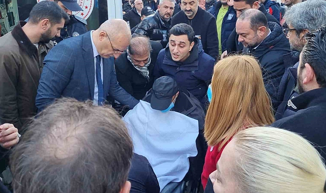 Vücudundaki kırıklara aldırmadı, özel izinle eşi ve 2 çocuğunu son yolculuklarına uğurladı