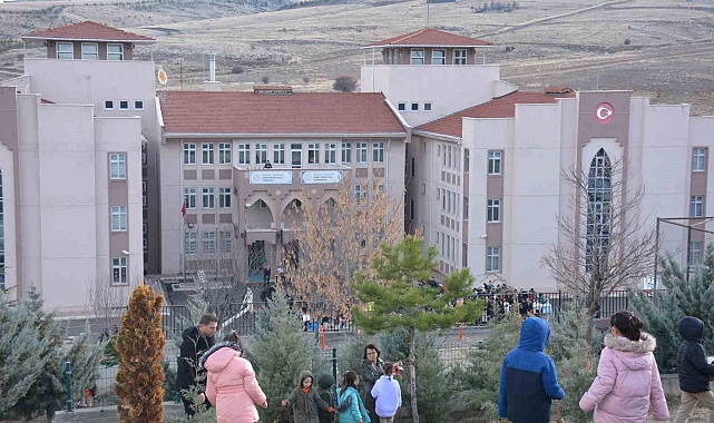Yaklaşık 20 milyon öğrenci karnelerini alarak yarıyıl tatiline girdi