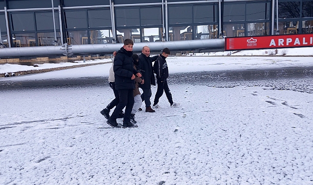 Yüzeyi buz tutan nehrin üzerinde yürüyüş yaptılar