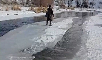 Buzu sal yapıp Çoruh’ta gezintiye çıktı