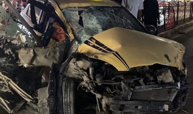 Elazığ'da otomobil refüjdeki bariyerlere çarptı: 1 yaralı