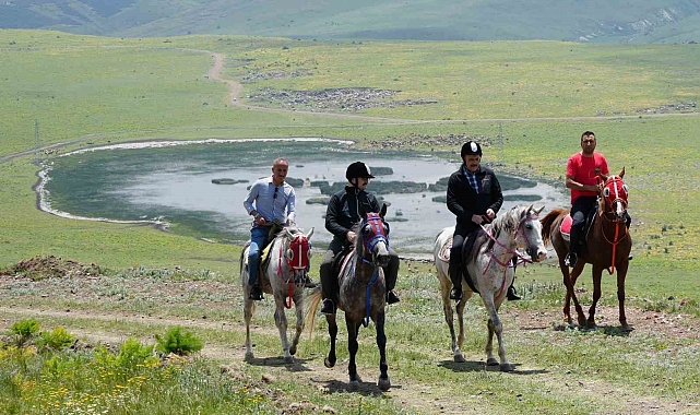 Tarihi tabyalara at ve bisikletlerle ulaştılar, zirveden paraşütle atladılar