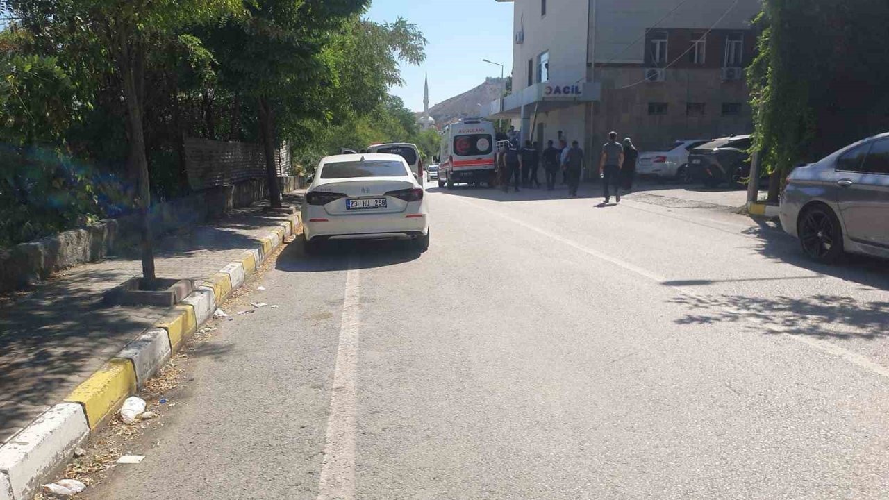 Elazığ’da nehre giren öğretmen boğuldu