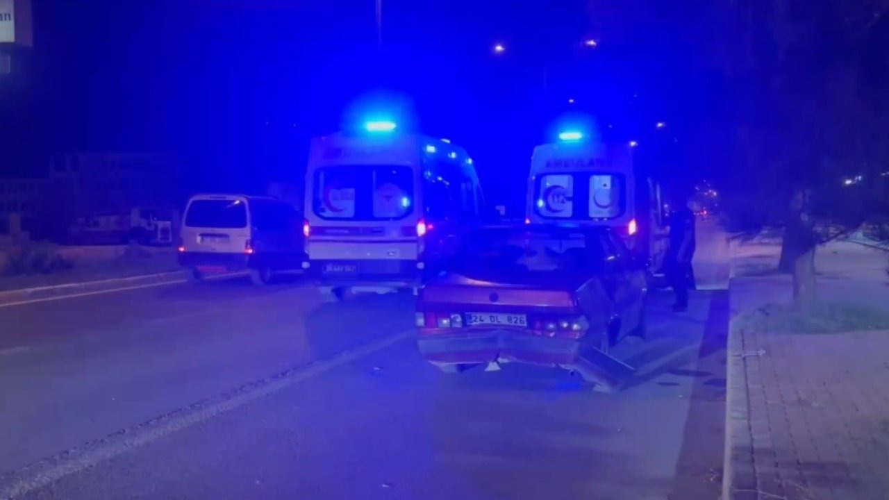 Erzincan’da iki otomobil çarpıştı: 3 yaralı