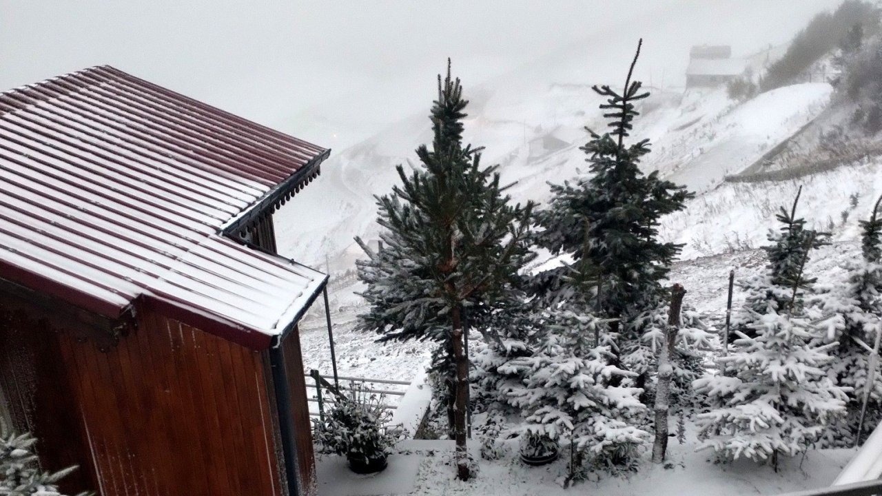 Bayburt’un yüksek kesimlerine kar yağdı
