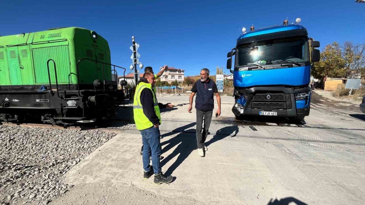 Malatya’da tren tıra çarptı