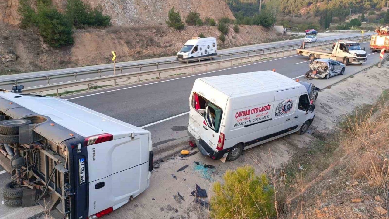 Bilecik’te 4 aracın karıştığı zincirleme kazada 3 kişi yaralandı