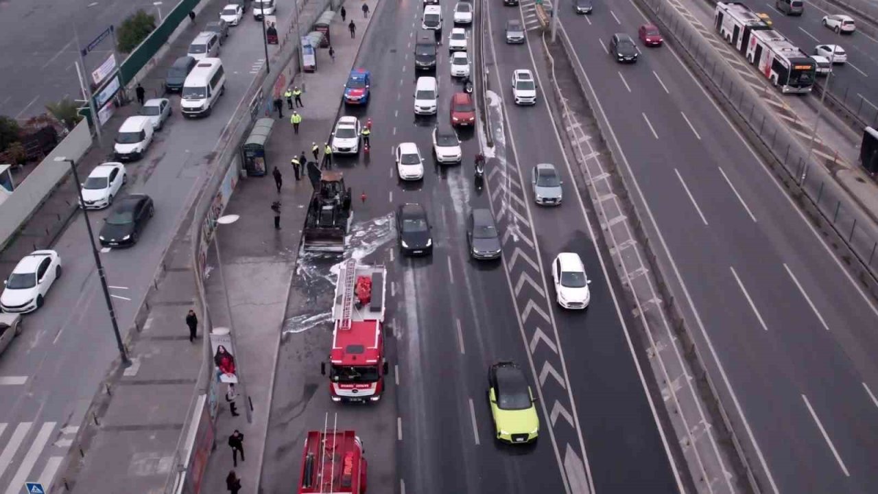 İstanbul’da alevlere teslim olan iş makinesi kül oldu: Trafikte oluşan yoğunluk dronla görüntülendi
