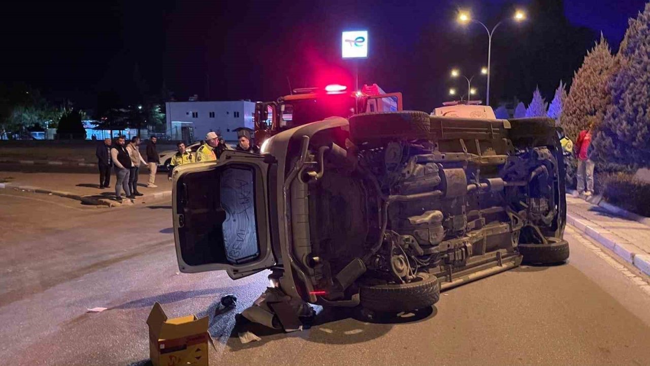 Karaman’da çarpışan iki araçtan biri devrildi: 2 yaralı