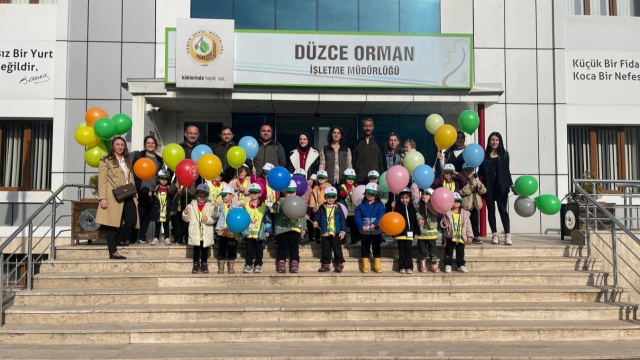 Minik öğrenciler orman ağaçları incelediler