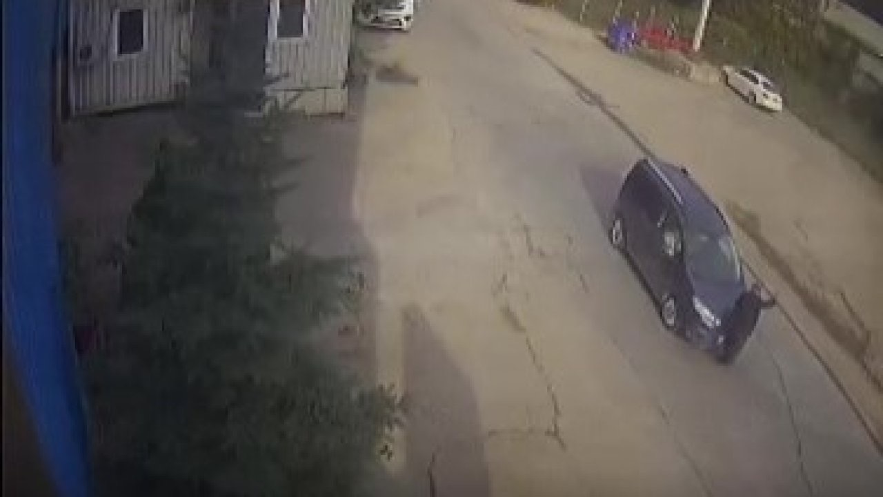 Yolun karşısına geçmek isteyen yaşlı adama aracın çarpma anı kamerada