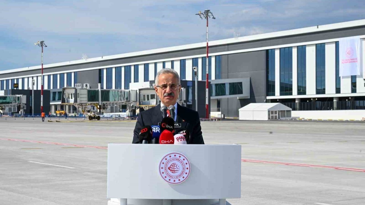 Bakan Uraloğlu: "Her gün ortalama yaklaşık 9 stadyum dolusu yolcu havayolu ile seyahat etti"