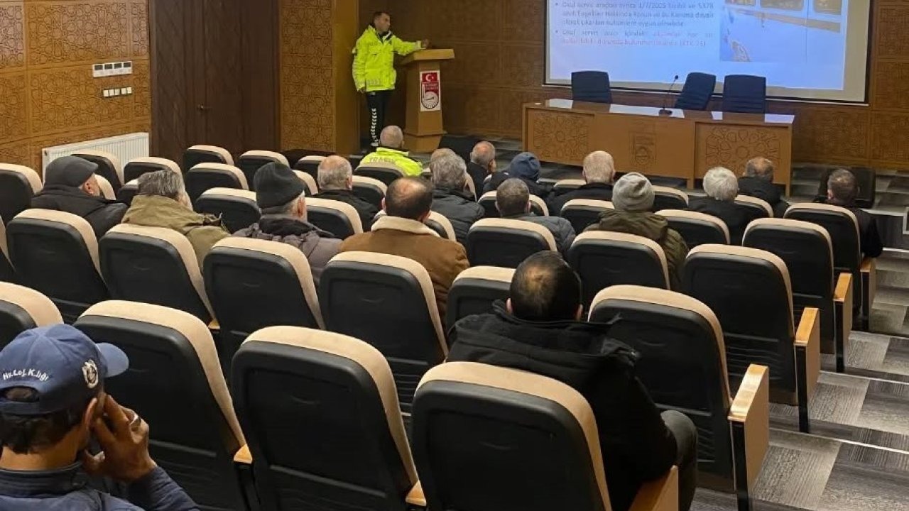 Okul servis sürücülerine trafik eğitimi verildi