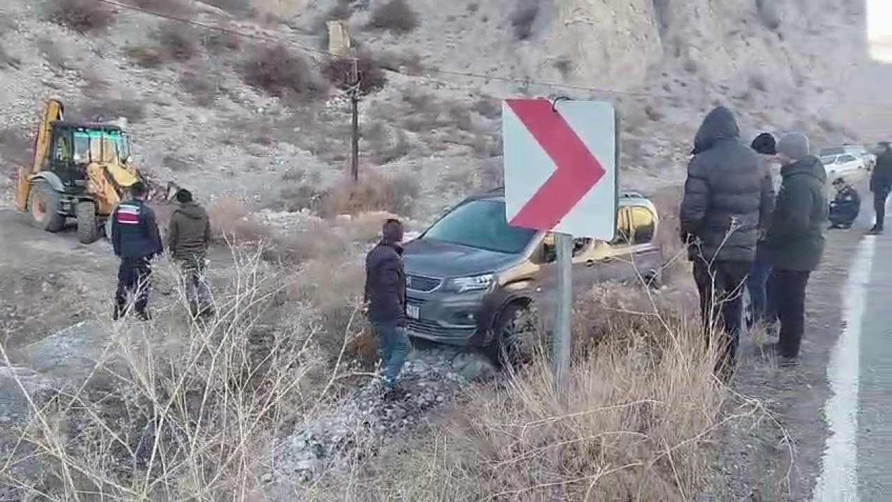 Buzlanan yolda kayan otomobil araziye uçtu