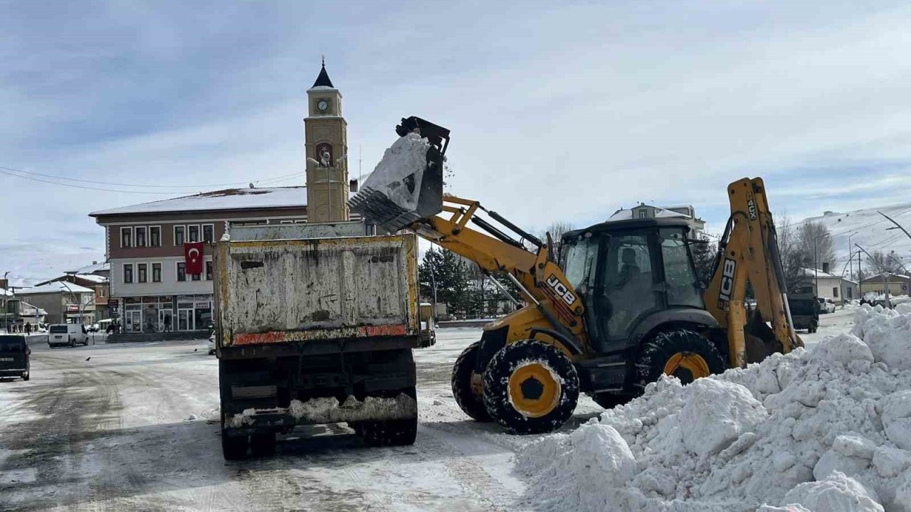 Bayburt’un ilçe ve beldelerinde karla mücadele sürüyor