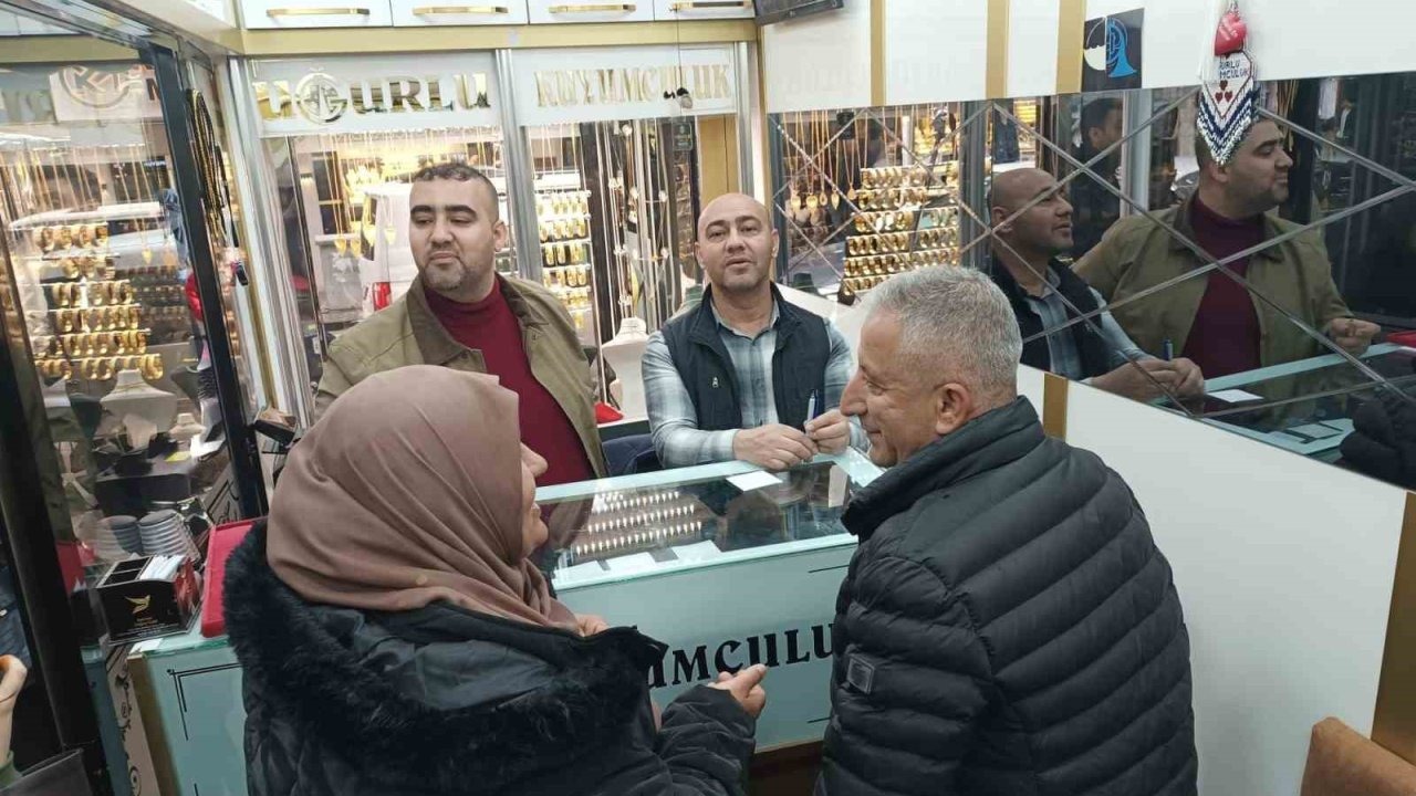Altın fiyatları düştü, vatandaş kuyumculara akın etti