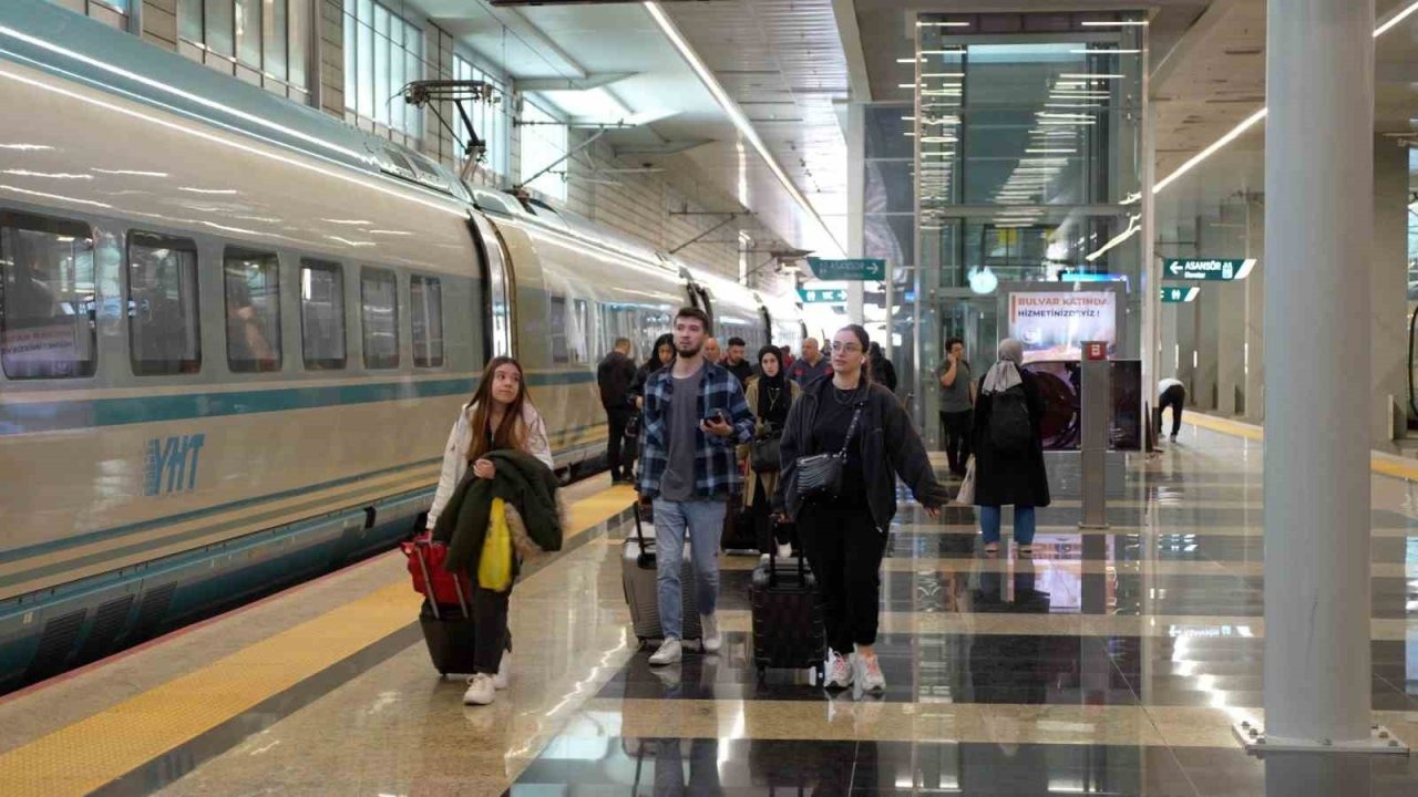 Bakan Uraloğlu: "Ankara-İstanbul arasında 6 ek YHT seferi gerçekleştireceğiz, böylece 2 bin 898 kişi daha sevdiklerine ulaşacak"