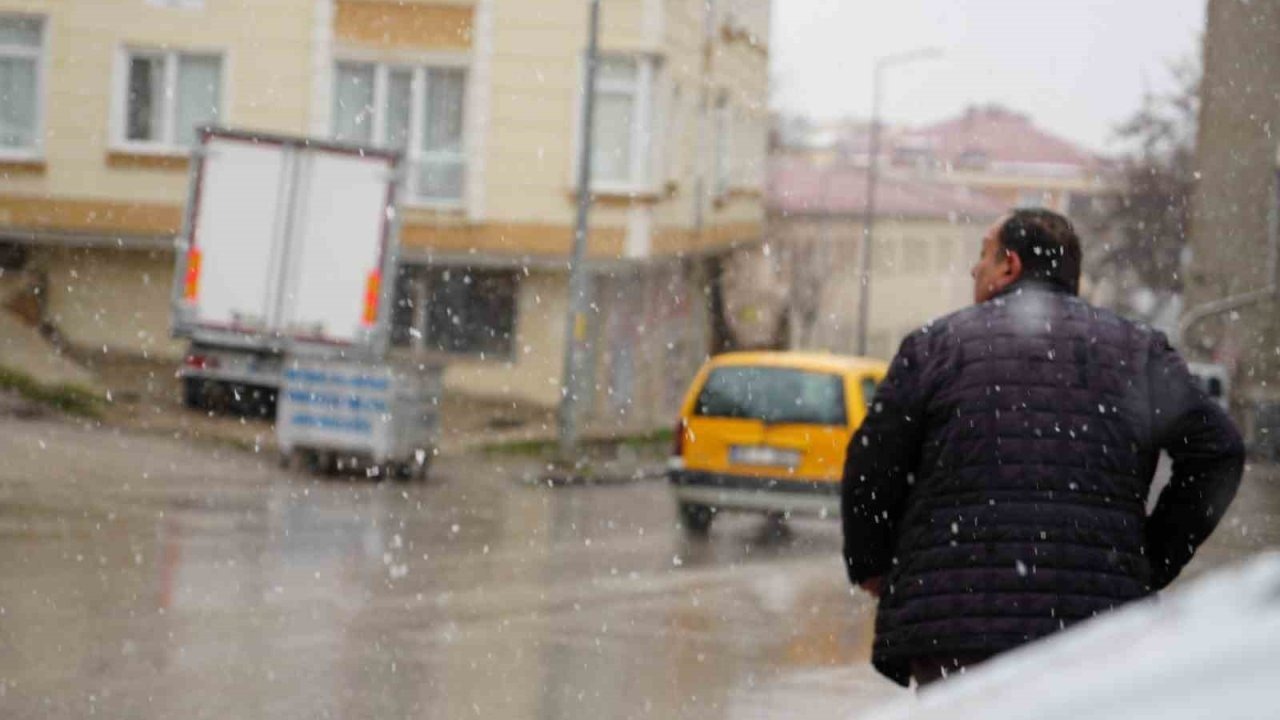 Bayburt’ta kar sürprizi: Kış yeniden yüzünü gösterdi