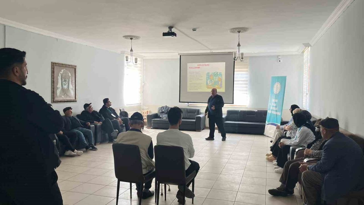 Huzurevi sakinlerine akılcı ilaç kullanımı anlatıldı