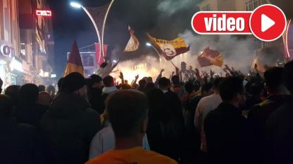 Bayburt’ta şampiyonluk gecesi: Cumhuriyet Caddesi 'Sarı-Kırmızı'ya boyandı!