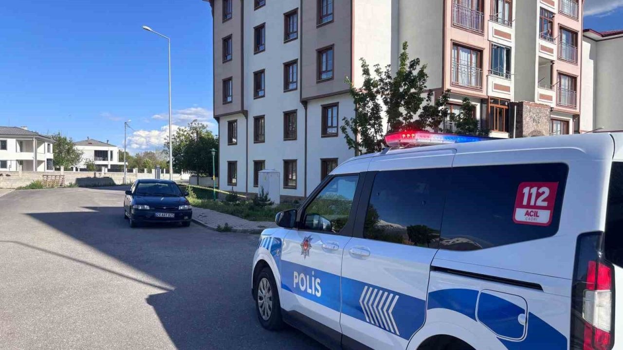 Erzincan’da 4’üncü kattan düşen çocuk ağır yaralandı