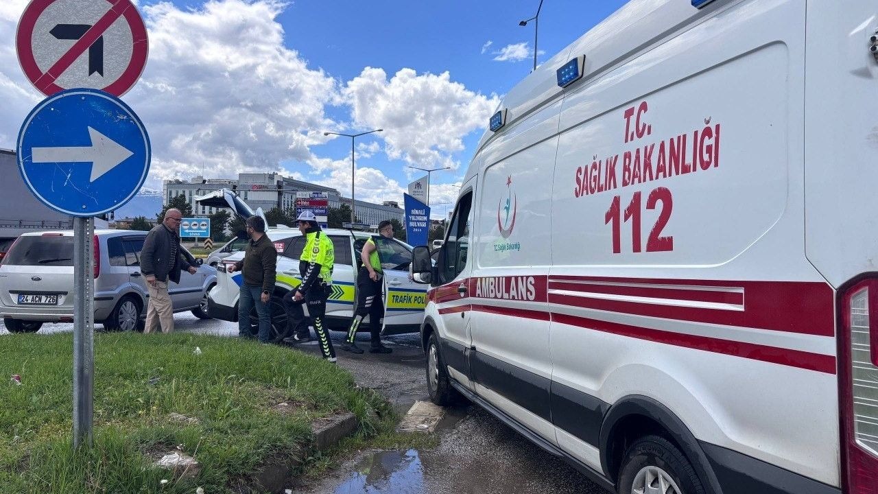 Erzincan’da kavşakta kaza: 3 yaralı