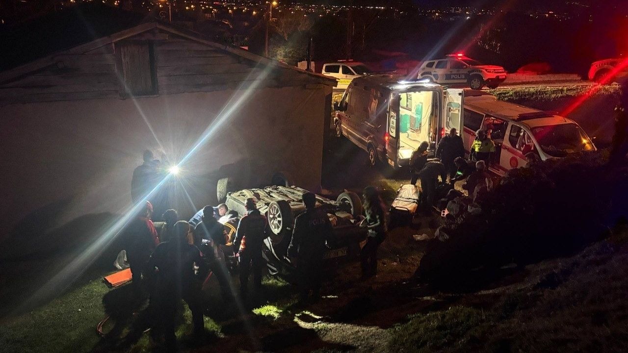 Erzincan’da otomobil evin bahçesine devrildi: 2 yaralı