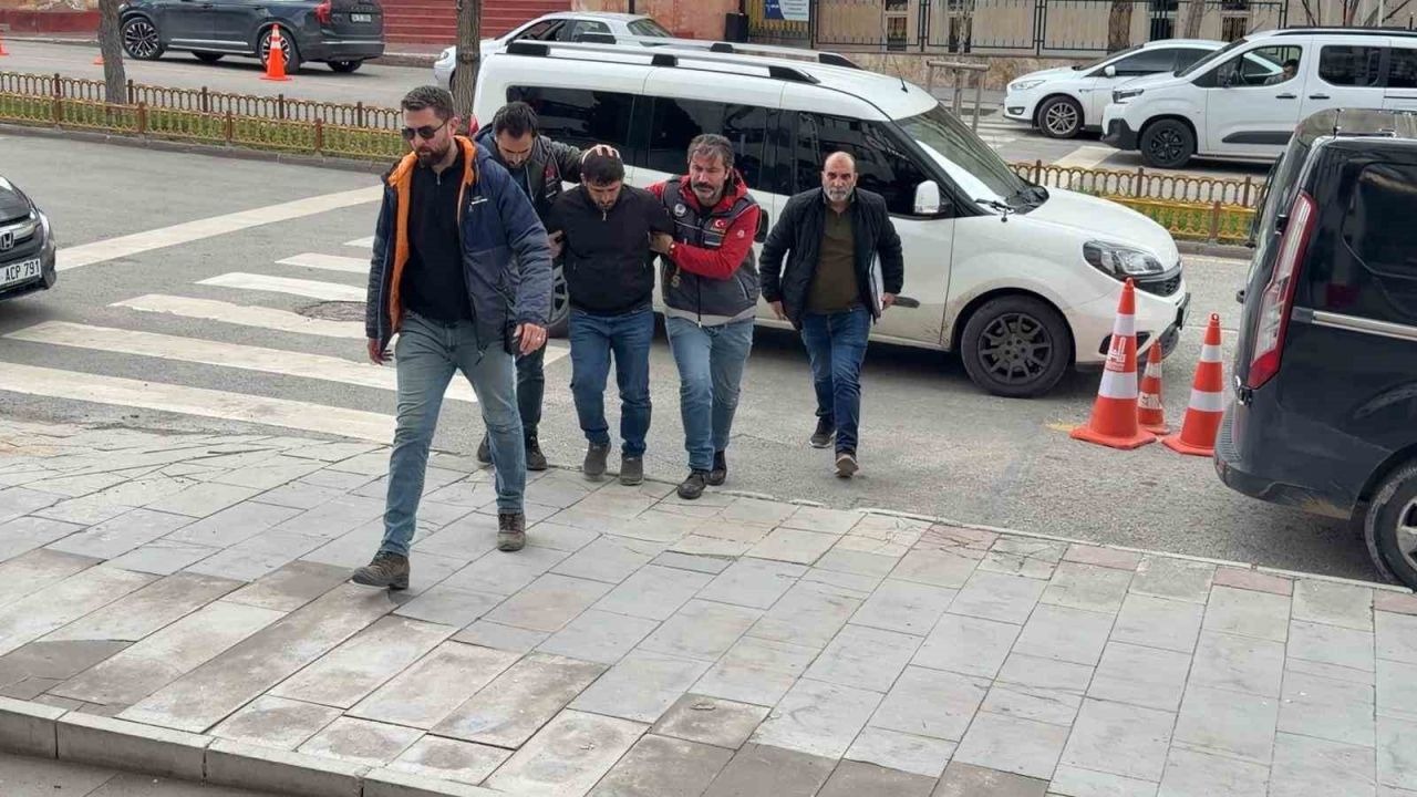 Erzurum’da 1 kişiyi öldürüp 1 kişiyi vuran şüpheli adliyeye sevk edildi