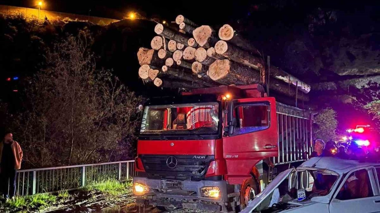 Gümüşhane’de köprü girişinde iki araç kafa kafaya çarpıştı: 2’si ağır 3 yaralı