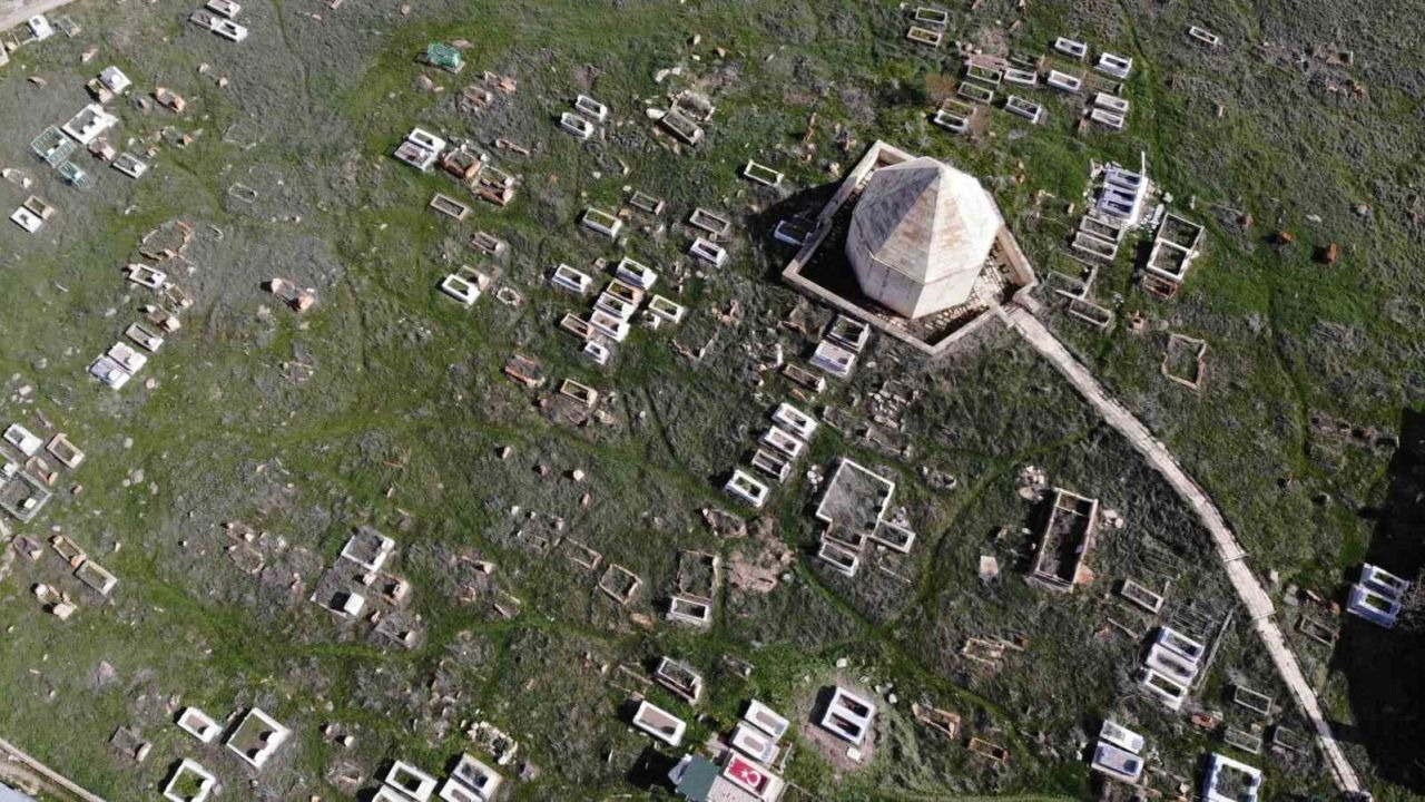Hacı Kutlu Bey türbesinin bulunduğu mezarlık tarihe ışık tutuyor