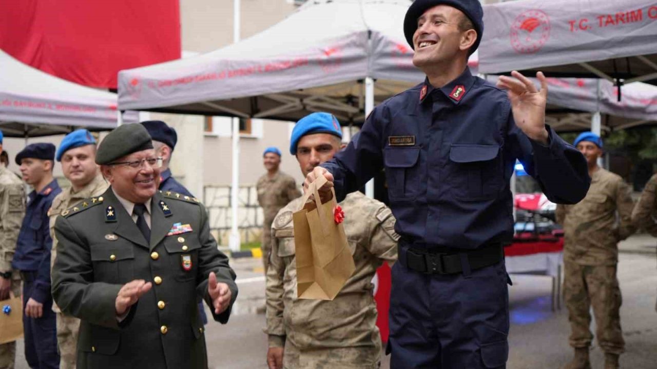 "Hakan jandarma olmuş!":  Temsili askerlik töreninde duygusal anlar...