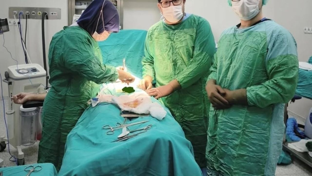İki hastanın mesanesinden tam 27 taş çıkarıldı
