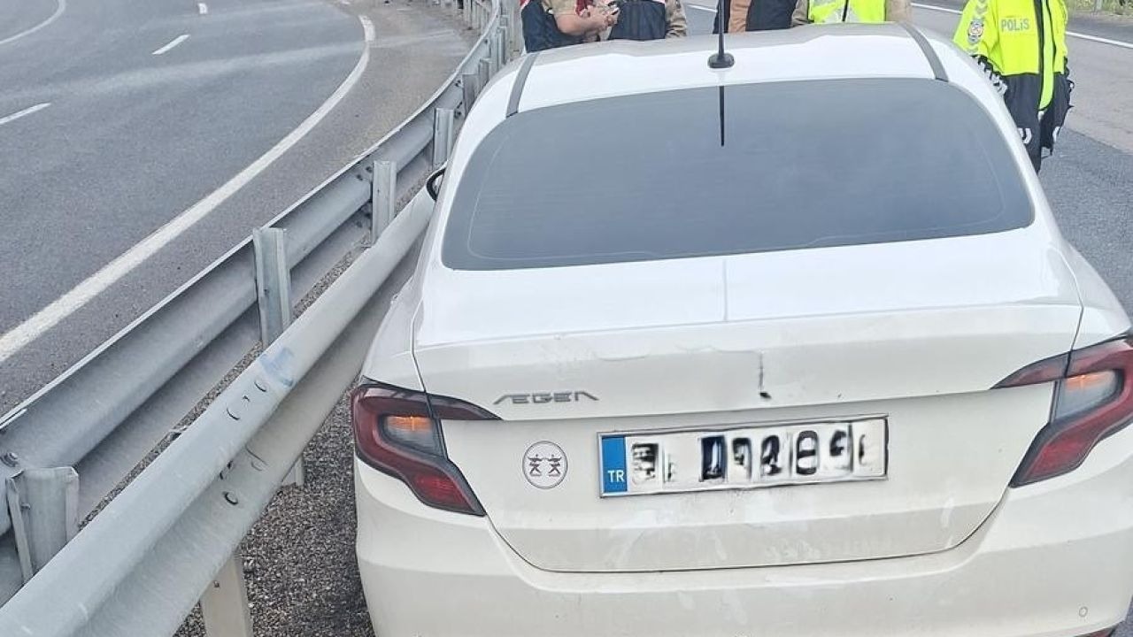 Kontrolden çıkan otomobil bariyere çarptı