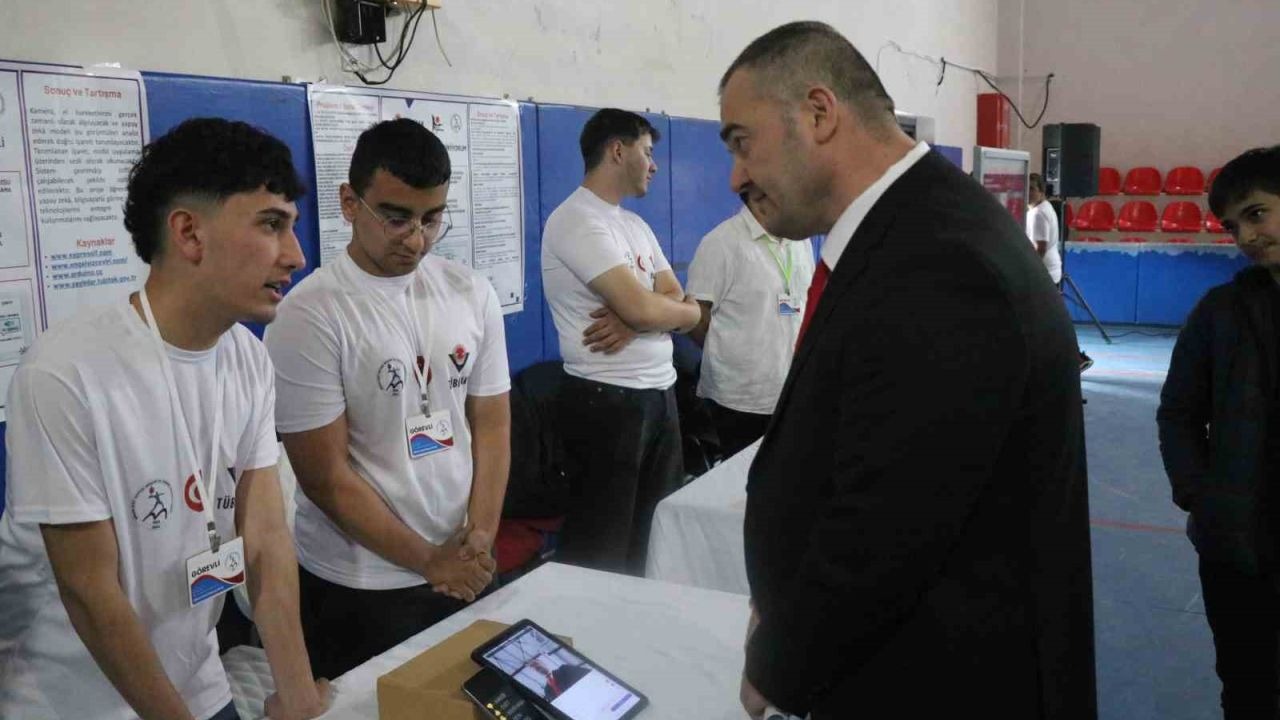 Meslek lisesi öğrencileri işaret dilini yapay zekayla sese dönüştürdü