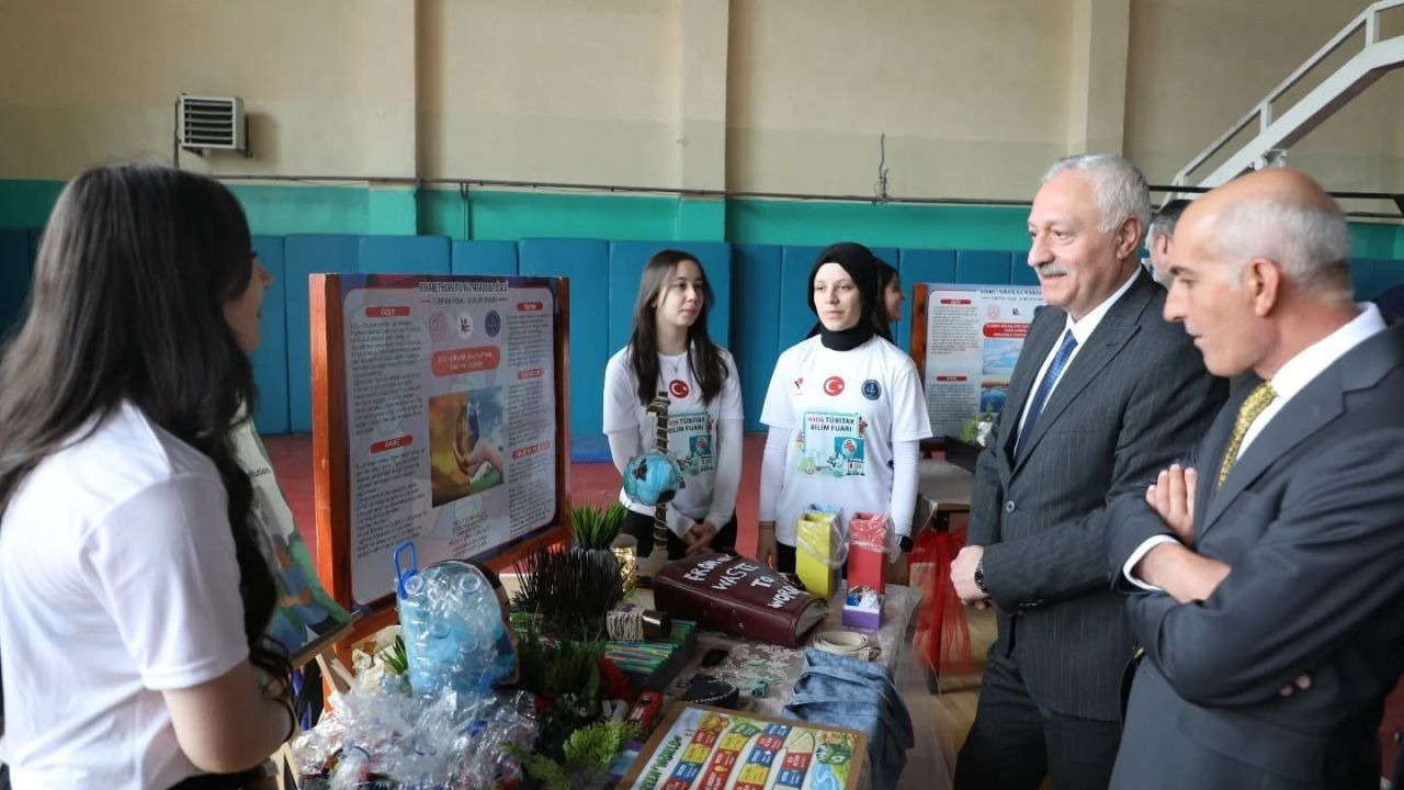 Öğrencilerin bilim projeleri sergileniyor