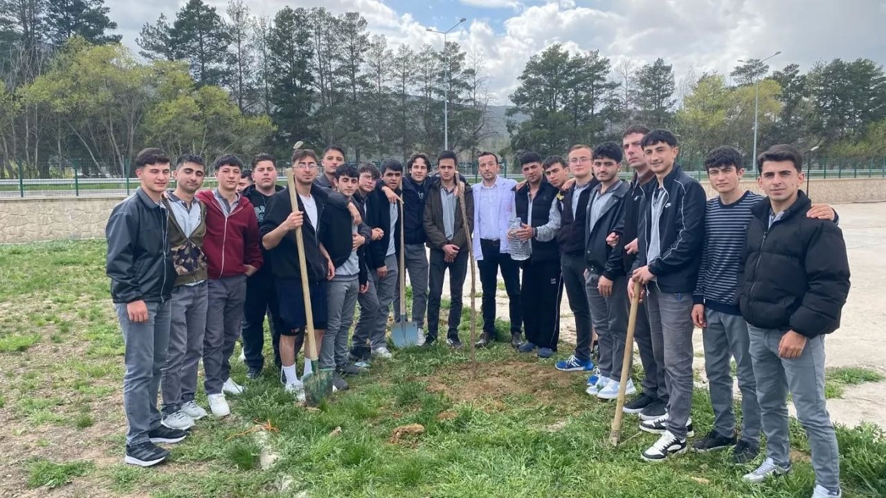 Okul bahçelerini fidanlarla donattılar