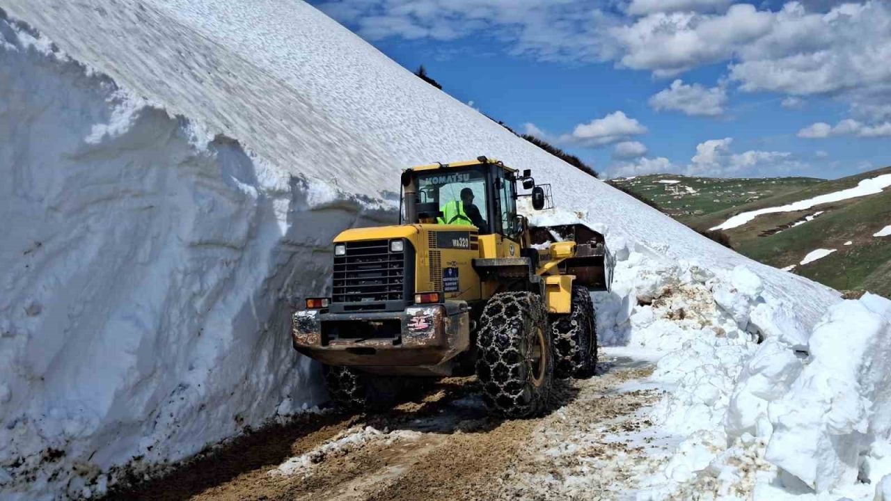 Trabzon’da yayla göçleri öncesi yayla yollarında yoğun kar temizleme mesaisi